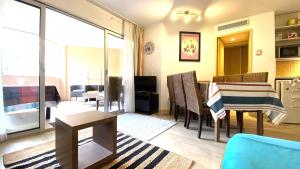 Bel appartement avec grande terrasse à 50m de la plage