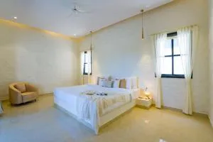 ELIVAAS Jade Arbóur Santorini-Inspired 3-BHK Villa with Private Pool & Panoramic Hill Views - Bijāpur