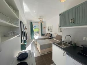 Olive Studio ,Balcony with Mountain View, Kitchenette, 1km to Beach ,by likeyourhome