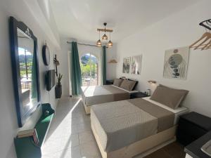 Olive Studio ,Balcony with Mountain View, Kitchenette, 1km to Beach ,by likeyourhome