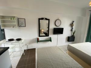 Olive Studio ,Balcony with Mountain View, Kitchenette, 1km to Beach ,by likeyourhome