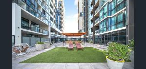 CBD Resort with King Suite, Pool, Gym, Sauna, Cafe, Wifi, IGA