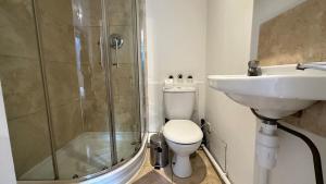 An Economic hotel-like room, En-suite Sheperds Bush