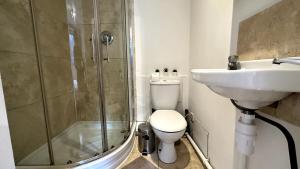 An Economic hotel-like room, En-suite Sheperds Bush