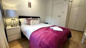 An Economic hotel-like room, En-suite Sheperds Bush