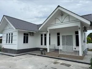 Paddy Field White House - 巴东马士力