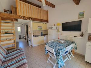 Maison de vacances, séjour cuisine, résidence MAS DE LA PLAGE 1, terrasse Sud dégagée 4 couchages Portiragnes LRMP77
