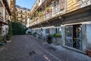 Navigli authentic charm in a historic Milan home