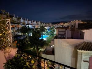 Gorgeous 2 bed Duquesa apartment, 2 pools, easy parking and 2 large balconies, 1 with stunning views