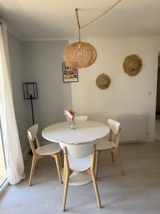 T2 tout confort et moderne, climatisé avec balcon et parking, à 10 min du port et de la plage