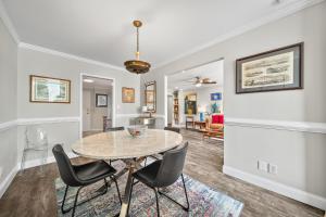 Urban-eclectic Downtown Condo W Parking, Sleeps 4