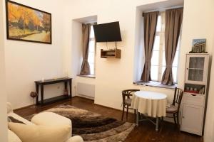 Cozy & Green Downtown Residence