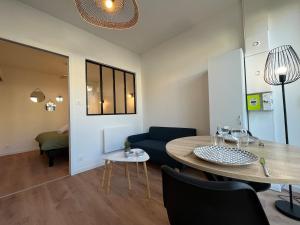 Charmant studio avec coin nuit & cuisine extérieur agréable 22B