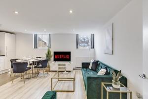 Stylish stay Ware town with parking