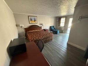 King Bed Smoking room in OYO Hotel Economy Inn US-29 Danville