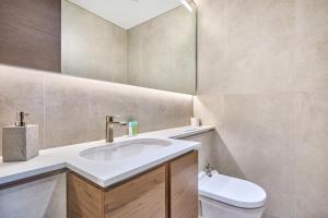 STAY BY LATINEM Luxury 1BR Holiday Home CVG 3304 Near Burj Khalifa