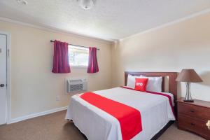 Queen Room room in OYO Hotel Cave City KY