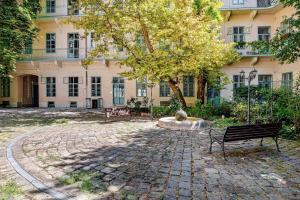 Cozy & Green Downtown Residence