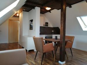 tolles Dach-Apartment mit Balkon und Klimaanlage