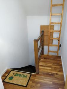 tolles Dach-Apartment mit Balkon und Klimaanlage