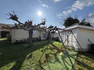 Maison Bungalow Climatisée avec Jardin Arboré, 3 Chambres, Wifi - Proche Plage et Commerces - FR-1-701-84