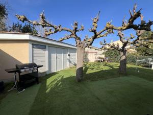 Maison Bungalow Climatisée avec Jardin Arboré, 3 Chambres, Wifi - Proche Plage et Commerces - FR-1-701-84