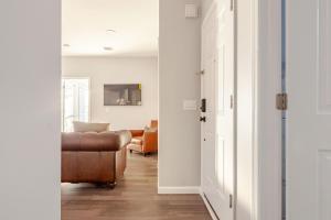 Bright & Cozy Jersey City Retreat