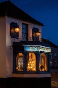 Chichester City Retreat - Stylish 4 Bed with LEGO Room, WFH Office and Free Parking