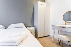 Chichester City Retreat - Stylish 4 Bed with LEGO Room, WFH Office and Free Parking