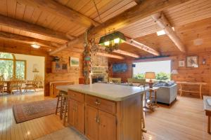 Peaceful Bedford Escape Deck and Stunning Views!