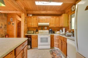 Peaceful Bedford Escape Deck and Stunning Views!