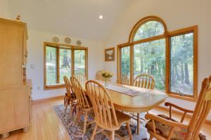 Peaceful Bedford Escape Deck and Stunning Views!