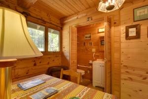 Peaceful Bedford Escape Deck and Stunning Views!