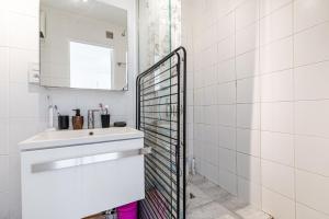 GuestReady - Charming Canal St-Martin Retreat