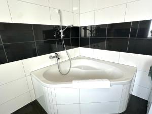 BONNYSTAY Rheinfelden - 6 Personen - Küche - Parkplatz - Terrasse