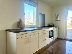 BONNYSTAY Rheinfelden - 6 Personen - Küche - Parkplatz - Terrasse