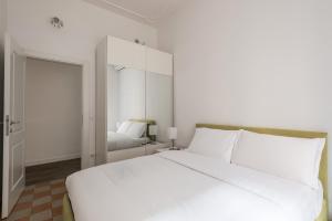 iFlat Mid-Century Modern Vatican Apartment