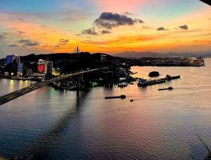 Jaded Leaves Homestay Hạ Long -Seaview, Bridgeview