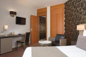 Hotels Timhotel Opera Blanche Fontaine : Chambre Double Supérieure avec Balcon