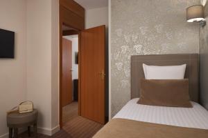 Hotels Timhotel Opera Blanche Fontaine : Hébergement Triple avec 2 Chambres