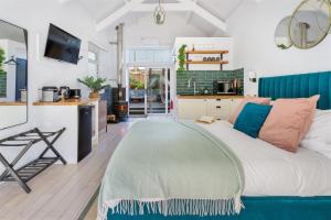 5 min walk to beach with parking and private sauna