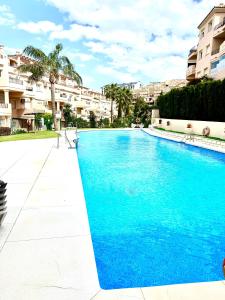 Gorgeous 2 bed Duquesa apartment, 2 pools, easy parking and 2 large balconies, 1 with stunning views