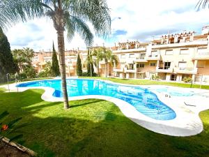 Gorgeous 2 bed Duquesa apartment, 2 pools, easy parking and 2 large balconies, 1 with stunning views