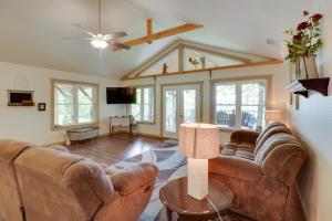 Bullfrog Bluff Mountain View Cabin with Deck!