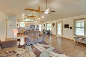 Bullfrog Bluff Mountain View Cabin with Deck!