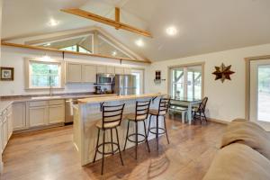 Bullfrog Bluff Mountain View Cabin with Deck!