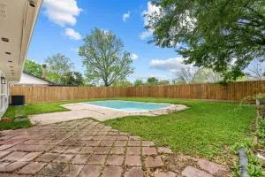 Charming 3-Bed, 2-Bath with its own private pool - Richmond