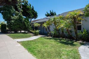 Ultimate Escape! Huge Yard Parking Walk to Beach