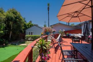 Ultimate Escape! Huge Yard Parking Walk to Beach