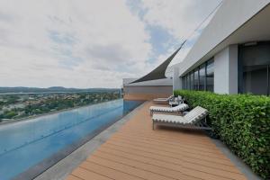 Deluxe fully furnished apartment in Menlyn Maine residence 1209